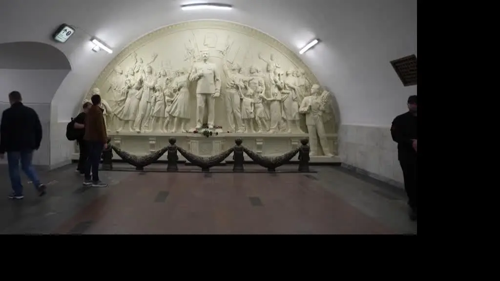 Stalin returns to Moscow