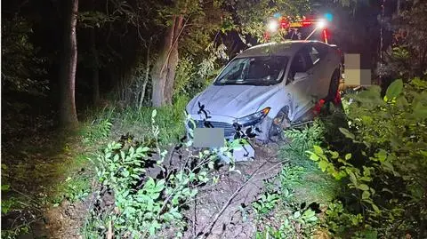 Młody kierowca stracił panowanie nad samochodem i wjechał w drzewo 