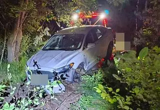 Pijany 18-latek jechał zygzakiem, z otwartym bagażnikiem