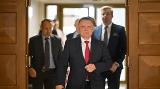 Prezes NIK Marian Banaś w drodze na konferencję Najwyższej Izby Kontroli w siedzibie NIK w Warszawie