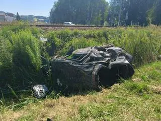Samochód wjechał pod pociąg