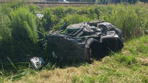 Samochód wjechał pod pociąg