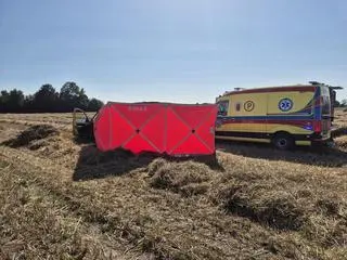 Mężczyzna został wciągnięty przez prasę rolniczą