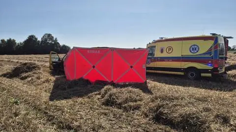 Mężczyzna został wciągnięty przez prasę rolniczą