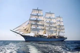 26 kwietnia 2014. "Dar Młodzieży" wypływa w kolejny rejs szkoleniowy