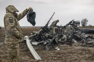Wrak rosyjskiego śmigłowca w okolicach Makarowa [9.04.2022]
