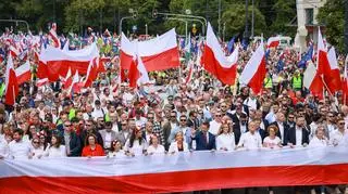 Warszawa, 25.05.2025. Wybory prezydenta RP - kampania przed II turą. "Wielki Marsz Patriotów" w Warszawie zwolenników Rafała Trzaskowskiego