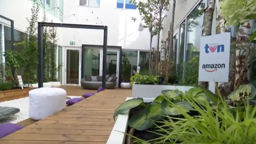 "Kiedy dziecko onkologiczne choruje, choruje cała rodzina". Nowy ogród sensoryczny daje ukojenie młodym pacjentom