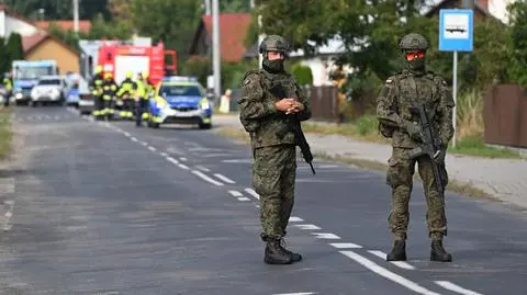 Służby w miejscu uderzenia drona w miejscowości Wyryki