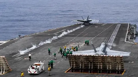 Amerykański myśliwiec F/A-18F Super Hornet startuje z pokładu USS Theodore Roosevelt (CVN 71)