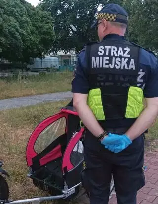 Nietrzeźwy mężczyzna opiekował się swoimi dziećmi