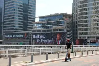 "Dziękujemy, panie prezydencie" - taki napis widoczny jest na billboardzie w Tel Awiwie