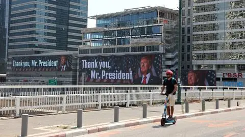 "Dziękujemy, panie prezydencie" - taki napis widoczny jest na billboardzie w Tel Awiwie