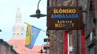 Swastyki i napisy promujące ustrój totalitarny przed biurem Łukasza Kohuta w Katowicach 