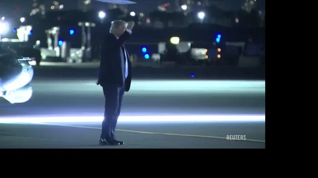 trump wchodzi do samolotu 