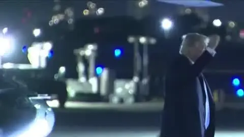 trump wchodzi do samolotu 