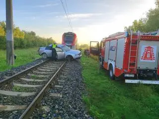 Wypadek na przejeździe kolejowym w Lesznie niedaleko Kutna