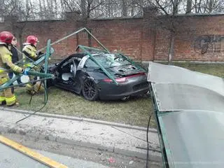 Zderzyły się dwa samochody. Porsche ścięło wiatę przystankową