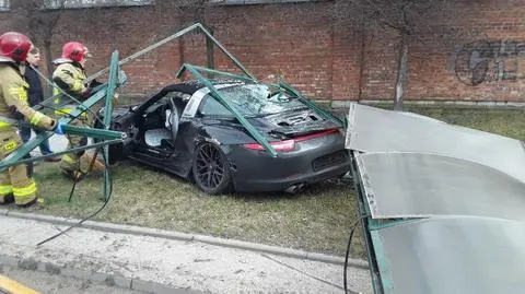 Porsche ścięło przystanek autobusowy po tym, jak zderzyło się z innym autem