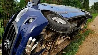 Bus wypadł z drogi i uderzył w słup