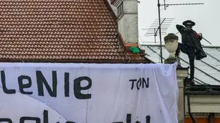 Zorro ma kłopoty. Przez transparent na wiecu