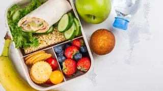 Tylko nie "królujące węglowodany". Co zapakować do szkolnego lunchboxa?
