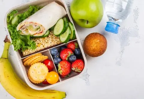 Tylko nie "królujące węglowodany". Co zapakować do szkolnego lunchboxa?