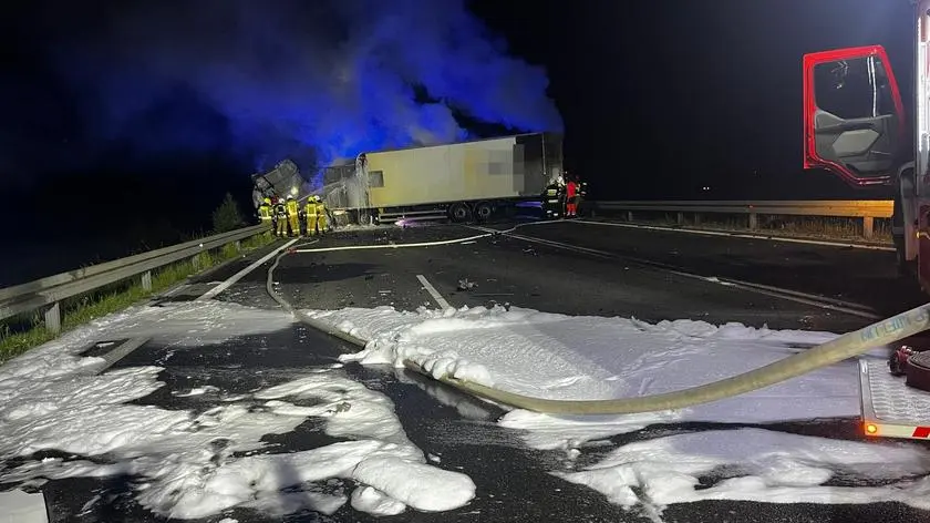 Zderzył się z ciężarówką, auto stanęło w płomieniach. Kierowca nie żyje