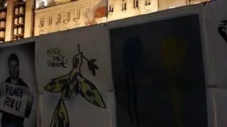 Wystawa wieczorem na kijowskim Majdanie