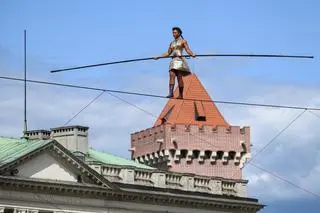 Spektakl Otwarte linie w wykonaniu Tatiany Mosio Bongonga i zespołu Basinga