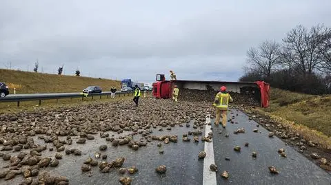 Nie zapanował nad ciężarówką, tysiące buraków na jezdni