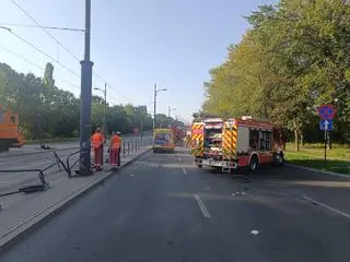Uderzył w bariery i słup od trakcji tramwajowej