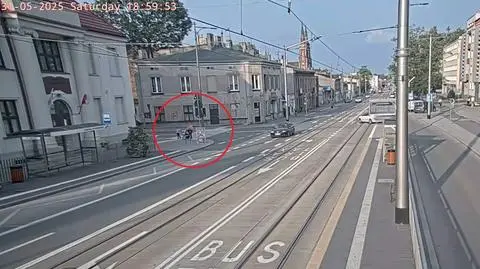 Kilkanaście sekund przed zdarzeniem obok kamienicy przechodziła matka z wózkiem i dwójką dzieci