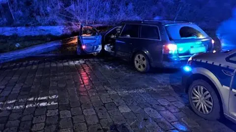 Pijany nastolatek w aucie świętował urodziny. Podczas ucieczki uderzył w drzewo