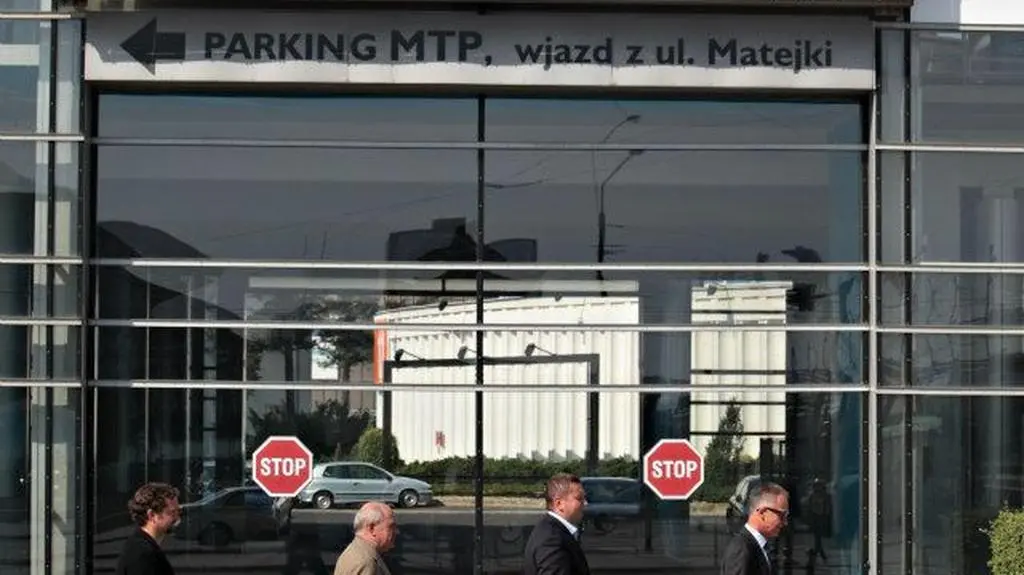 Przed wejściem głównym 