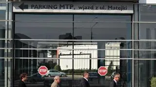 Przed wejściem głównym 