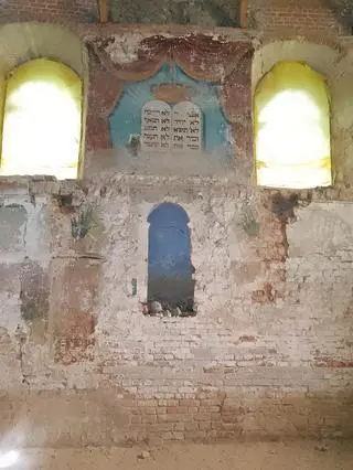 Z uwagi na pracę w dawnej bożnicy obóz nazywany był przez więźniów "synagogą" 