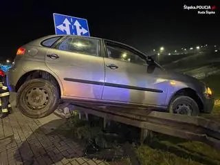 Pijany kierowca zawisł na barierach energochłonnych