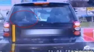 Dzieci podróżowały w bagażniku smarta