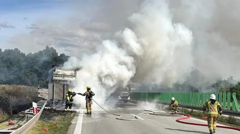 Przejeżdżający tamtędy kierowcy przekazywali policjantom kolejne gaśnice