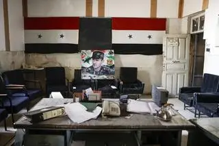 Portret obalonego prezydenta Syrii Baszara al-Asada w opuszczonym biurze w Damaszku