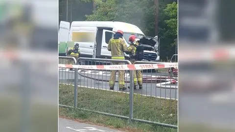 Wciągali elektrycznego busa na lawetę, auto się zapaliło