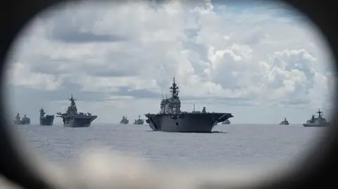 Japoński śmigłowcowiec JS Izumo, amerykański okręt desantowy USS Essex, australijski śmigłowcowiec HMAS Canberra i koreański okręt desantowy ROKS Marado, RIMPAC 2022