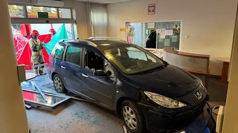 Wjechał w budynek komisariatu policji, zarzuty dla 45-latka