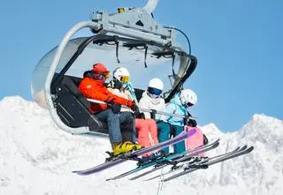 Kciuk narciarza, zawroty głowy i odwodnienie. Jak uniknąć kłopotów na wyjeździe, radzą lekarze