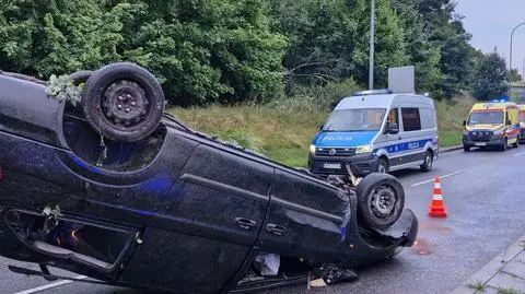 Dachowanie samochodu w Gdyni. Nie żyje jedna osoba