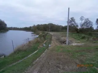 Przy Bugu ustawiane są teraz słupy wchodzące w skład bariery elektronicznej 