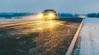 Niebezpieczne warunki na drogach. IMGW ostrzega