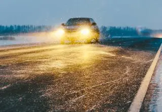 Niebezpieczne warunki na drogach. IMGW ostrzega