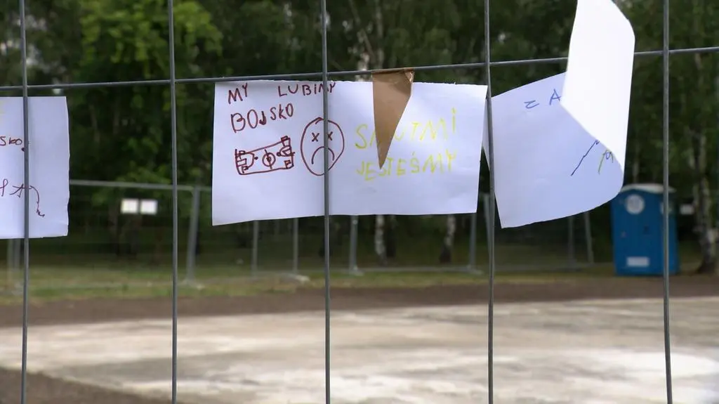 Listy od dzieci na płocie boiska